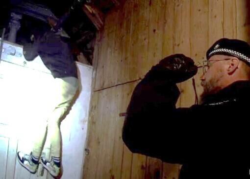 Mladík se schoval na půdě, foto: JN